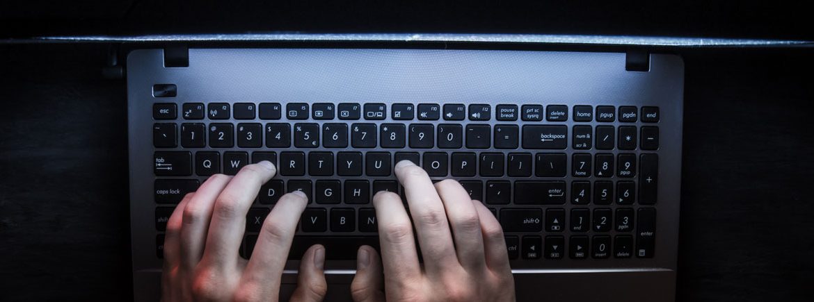 Un hacker è al lavoro alla tastiera di un computer