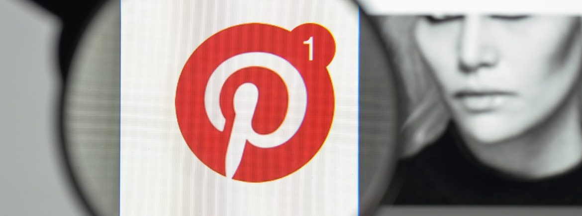 Una lente ingrandisce il numero di pin condivisi sull'icone di Pinterest